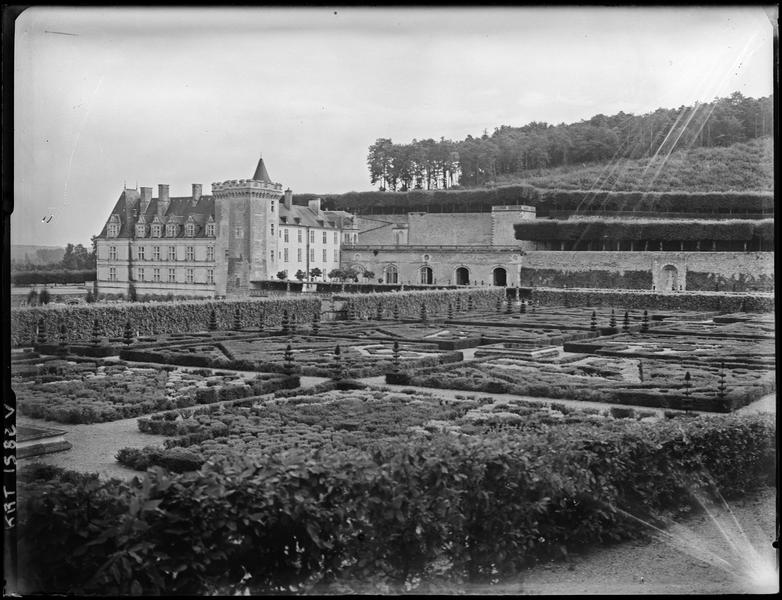 [Le parc, le château en arrière-plan]