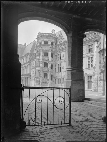 Aile François Ier, façade intérieure : escalier demi-hors-oeuvre en vis et en maçonnerie