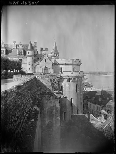 Grosse tour vue des terrasses du château