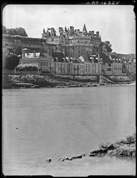 [Château au bord de la Loire]