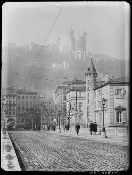 'La basilique Notre-Dame de Fourvière vue du pont de Tilsitt'