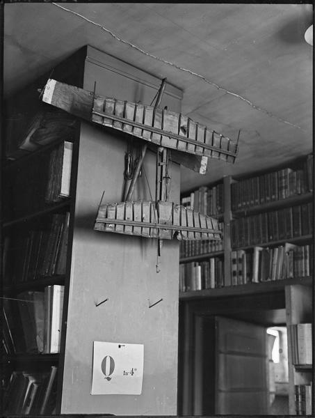 [Maquette d'aéroplane accrochée dans la bibliothèque]