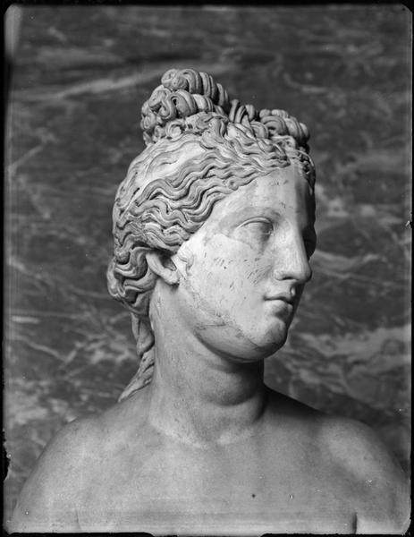 [Statue d'Aphrodite]