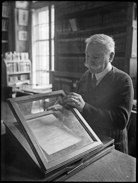 [Le secrétaire général de l'Académie française, Robert Regnier]