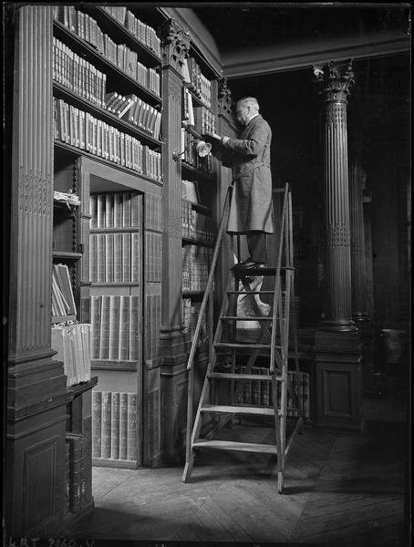 [Le secrétaire général de l'Académie française, Robert Regnier, dans la bibliothèque]