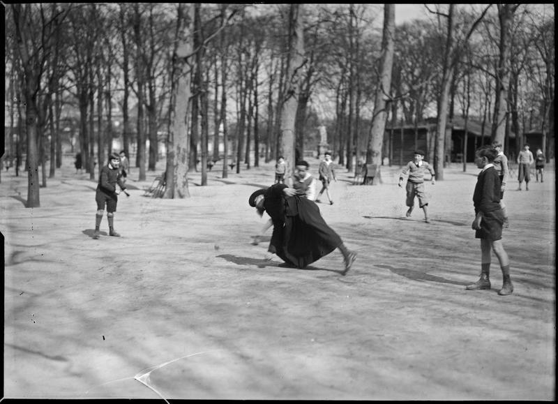 [Prêtre jouant à la balle au Luxembourg]