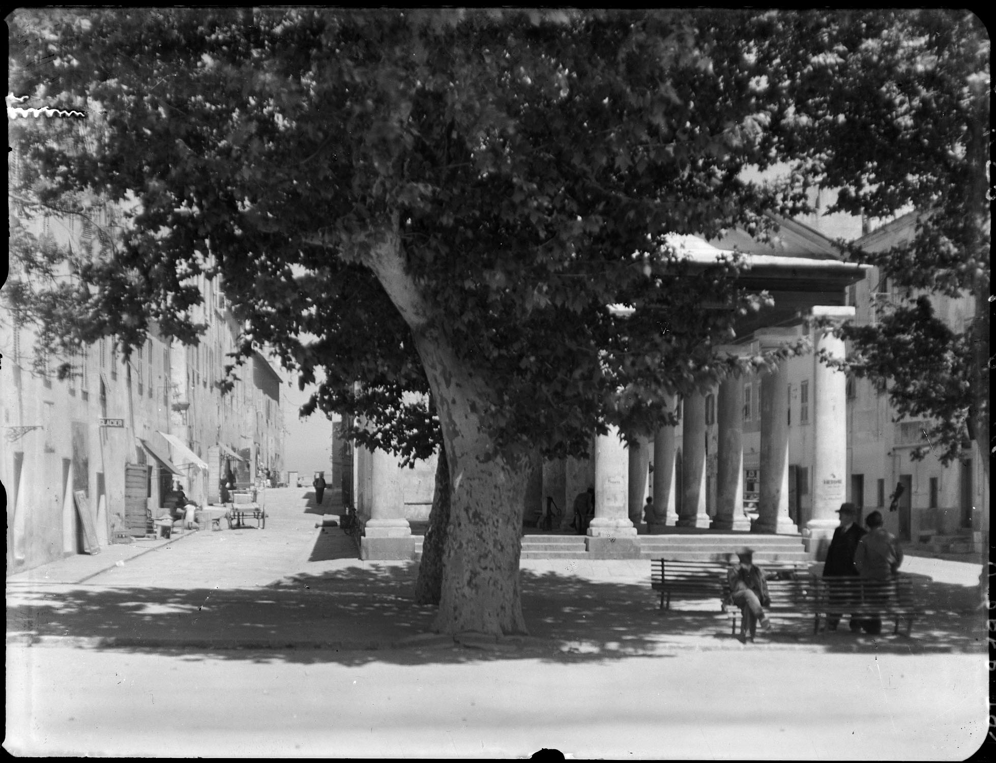 [Une place sur l'Ile Rousse]