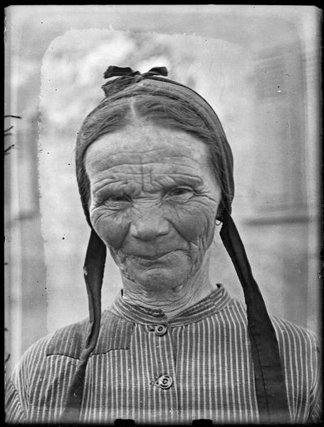 [Vieille femme]