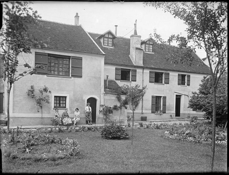 [Pierre Mac Orlan, Marguerite et deux femmes assises devant la maison]