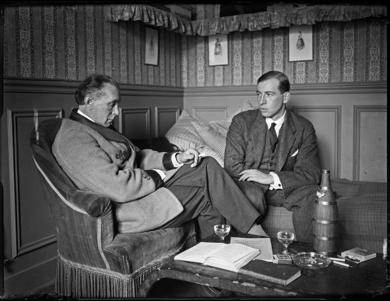[Adolf Loos dans son salon]