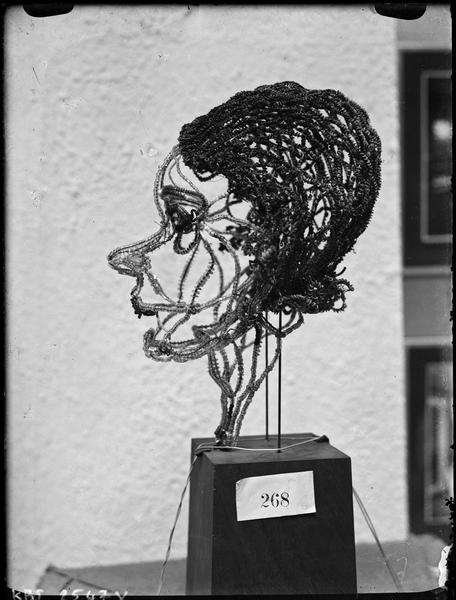 [Sculpture en perles d'Hilda Daus]