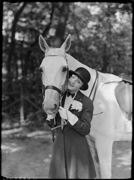 Mademoiselle Jackie Monnier et son cheval, « gagnante du concours de la plus belle amazone à califourchon »