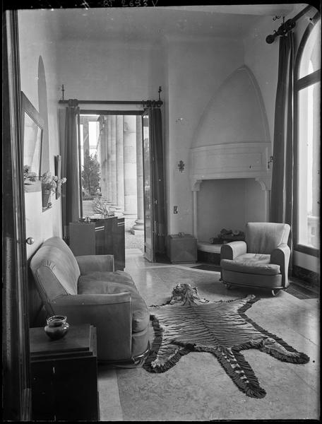 [Salon donnant sur la loggia]