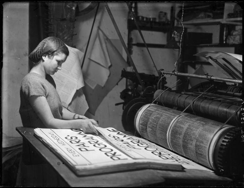 [Jeune fille à la rotative de Raymond Duncan]