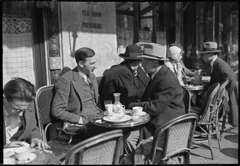 [André Kertész et Lajos Tihanyi à une terrasse de café]