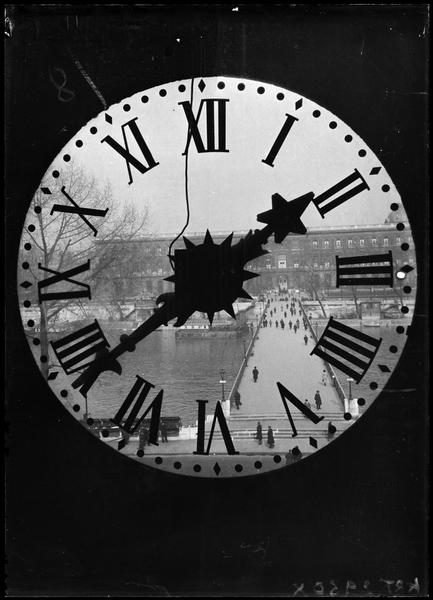 [Le pont des Arts à travers l'horloge de l'Académie française]