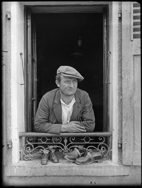[Portrait d'un homme à sa fenêtre]