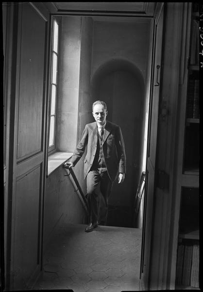 [Portrait dans les escaliers de l'Académie]