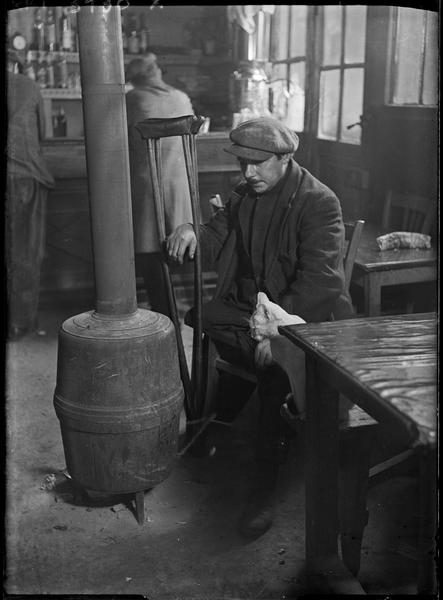 [Mutilé de guerre dans la salle d'un hôtel]