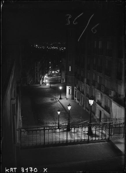 [Escalier de Montmartre la nuit]