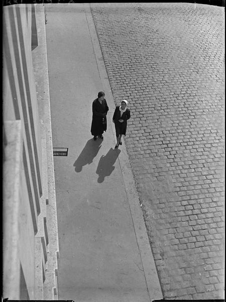 [Elisabeth et sa mère photographiées depuis une fenêtre]