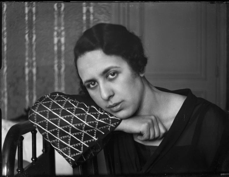 [Portrait d'une jeune femme]