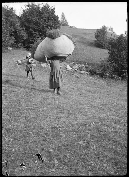 [Femme portant un ballot de foin]