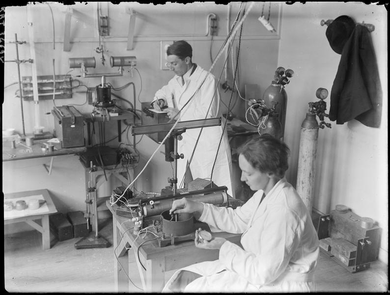 Frédéric et Irène Joliot-Curie dans leur laboratoire au cours d'une mesure d'ionisation