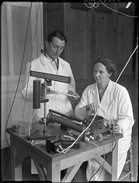 [Frédéric et Irène Joliot-Curie dans leur laboratoire au cours d'une mesure d'ionisation]