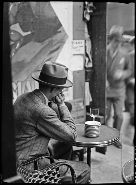 [Jean Ducrot à la terrasse d'un café]