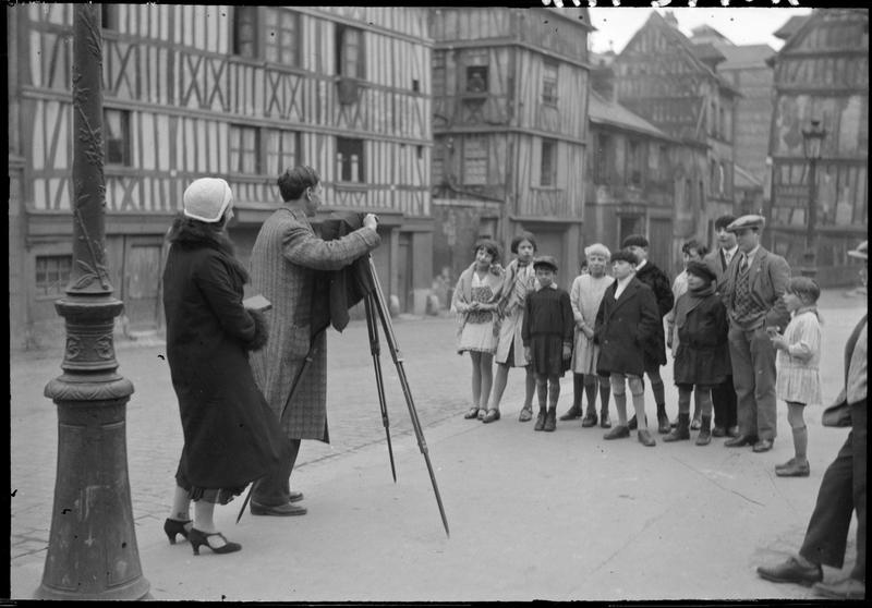 [Photographe avec un groupe d'enfant]