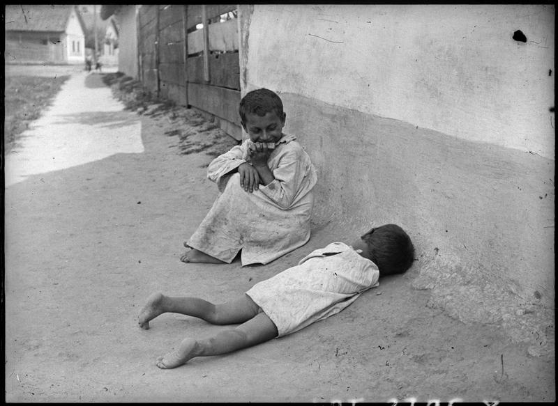 [Deux enfants en haillons dans une rue]