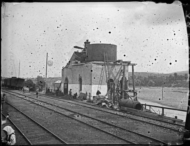 Le réservoir d'eau détruit à l'explosif à la gare