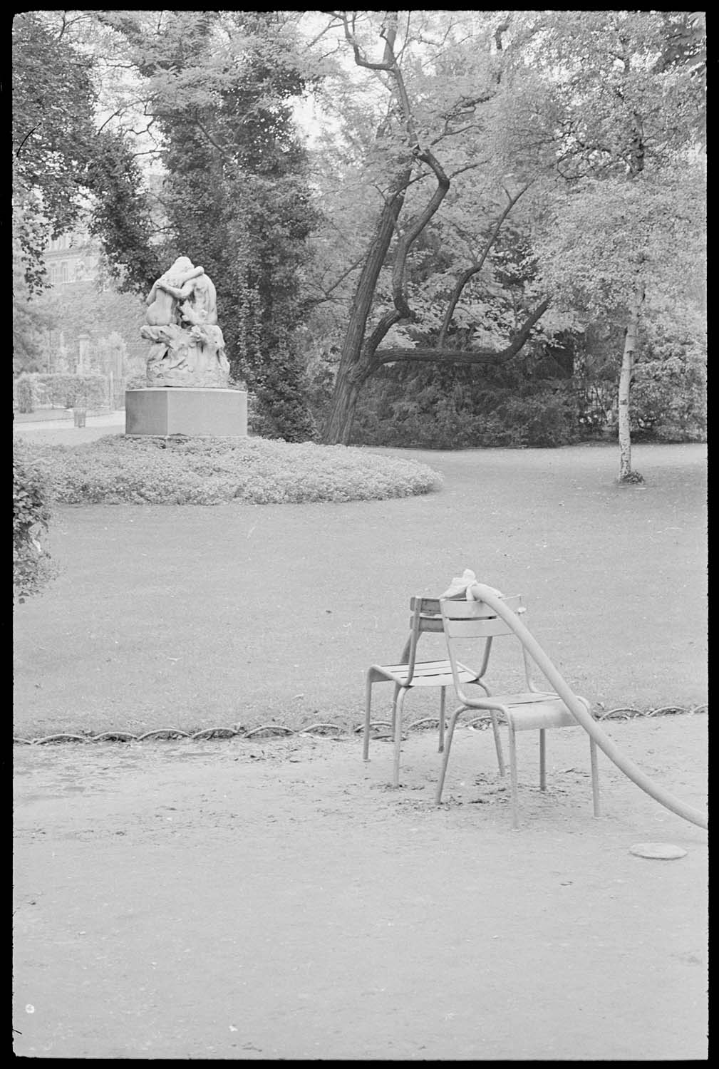 Assemblage de tuyau et chaises dans les jardins du Luxembourg