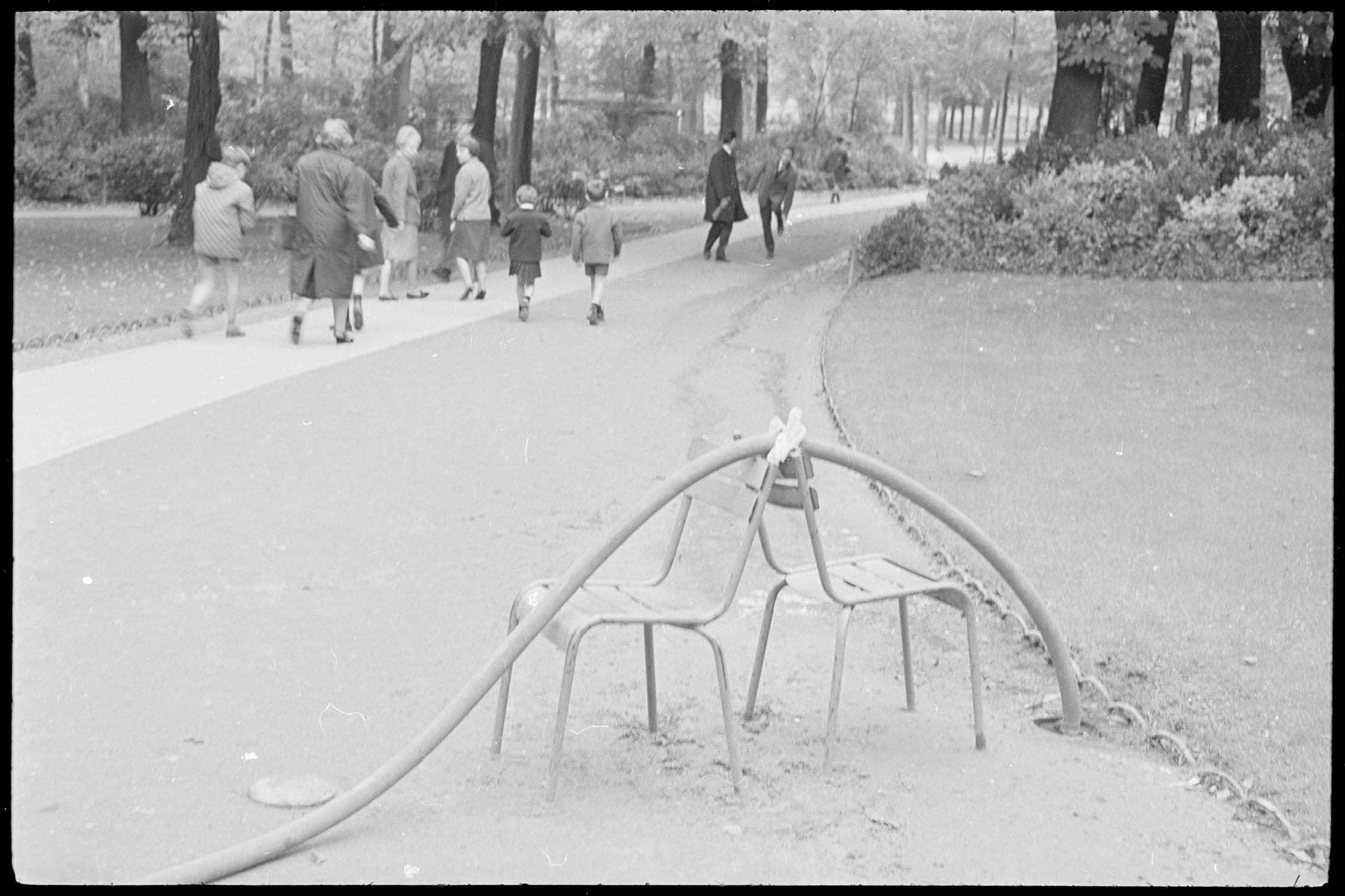 Assemblage de tuyau et chaises dans les jardins du Luxembourg