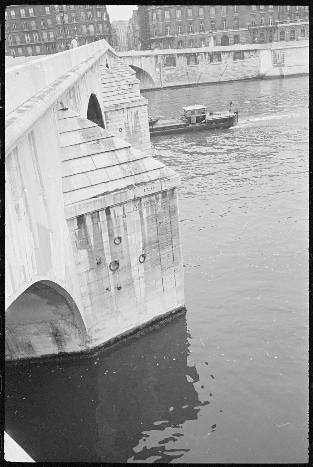 Péniche passant sous le pont