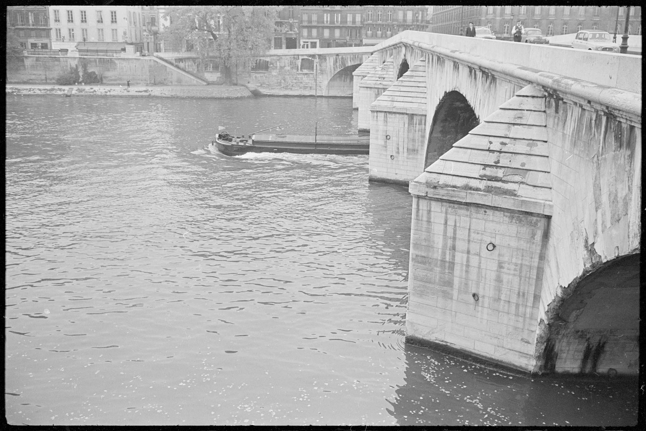 Péniche passant sous le pont