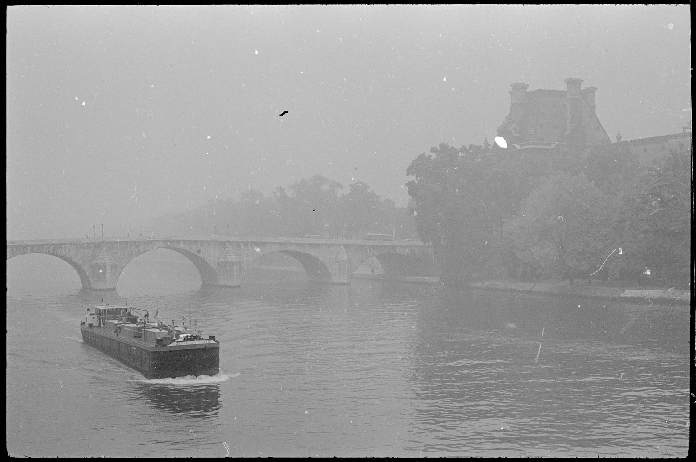 Péniche sur la Seine