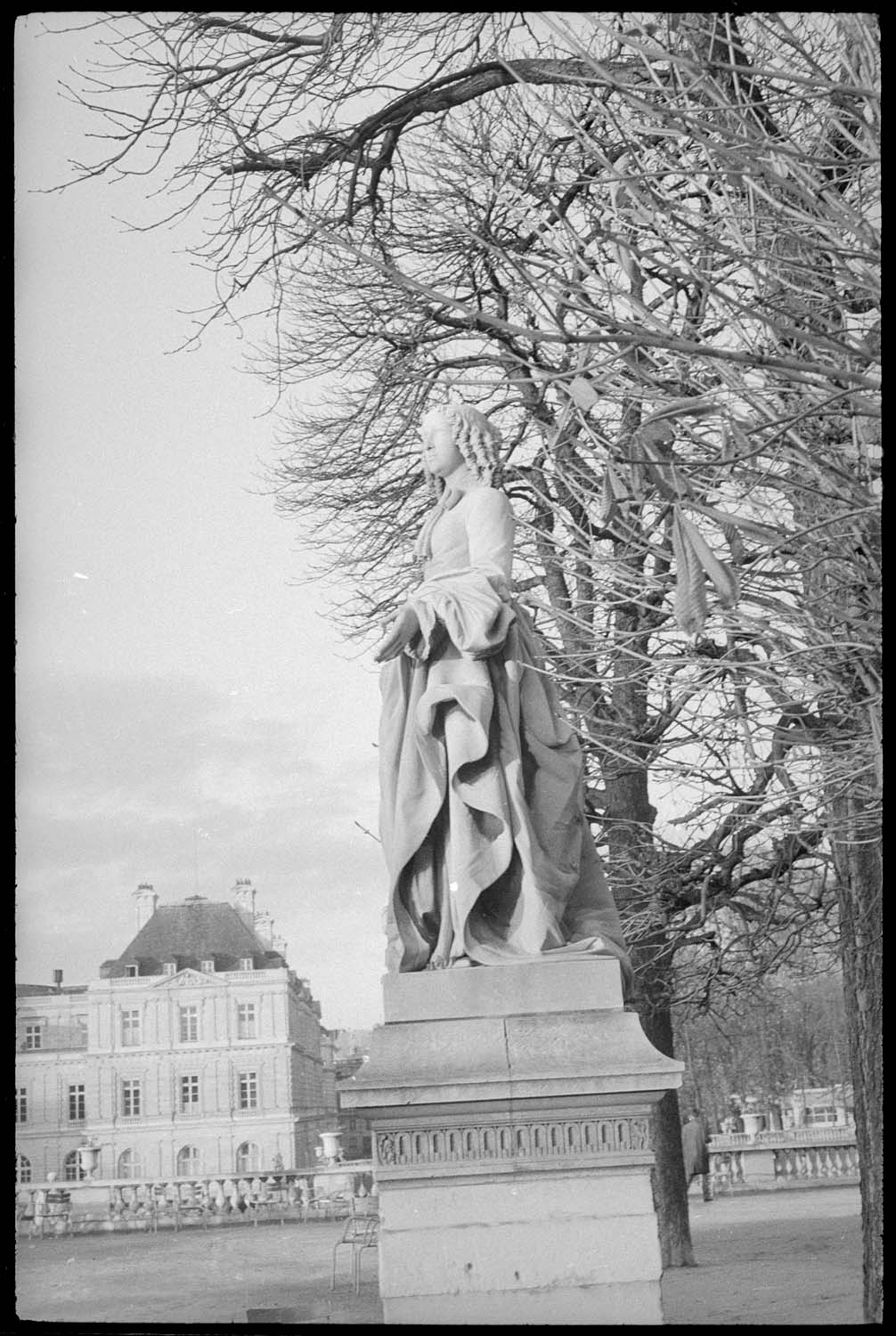 Sculpture dans les allées du parc