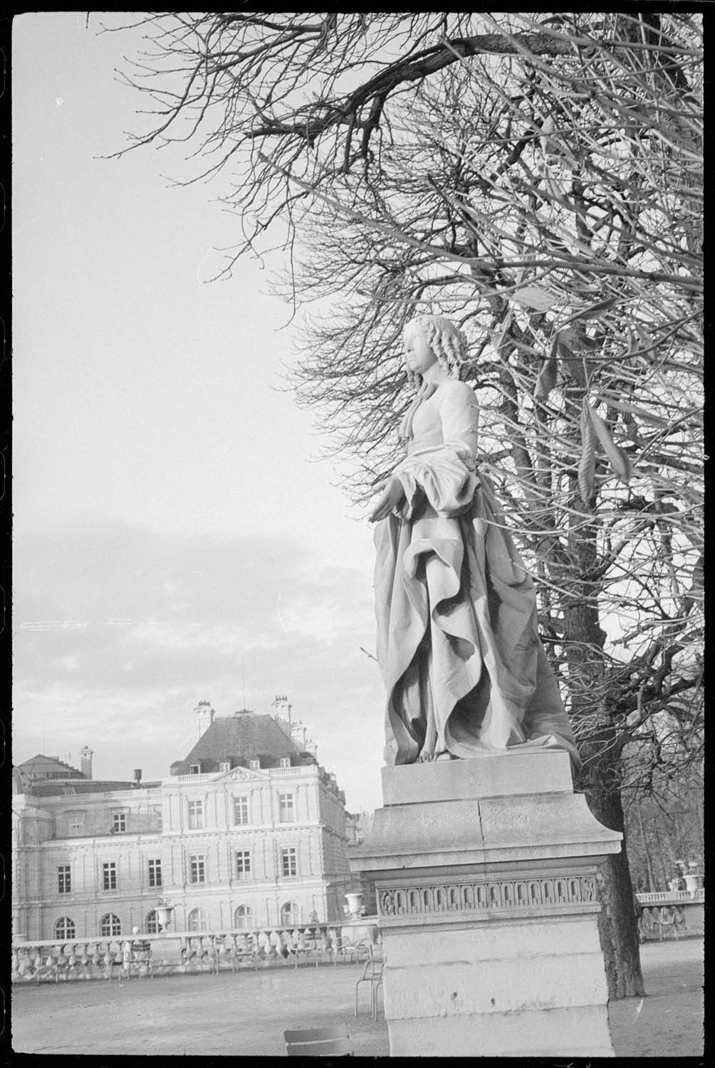 Sculpture dans les allées du parc