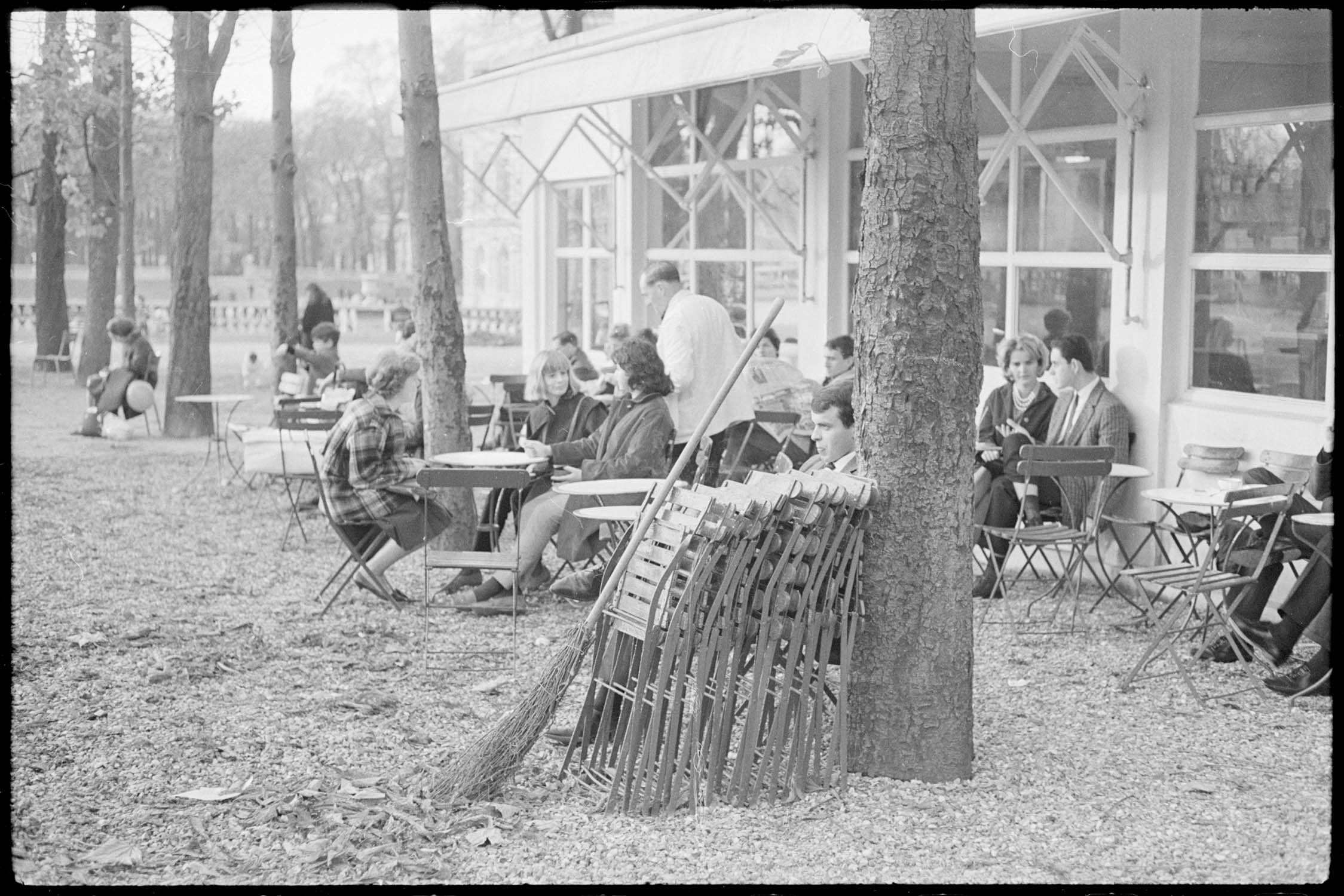 Groupe attablé auprès d’un kiosque du jardin