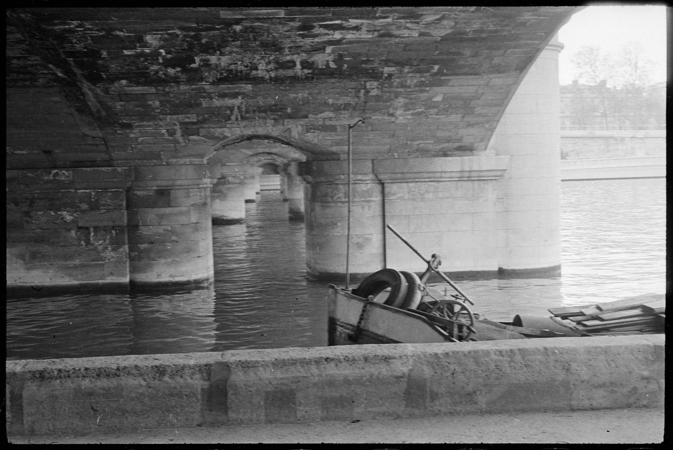 Péniche amarrée sous le pont de la Concorde