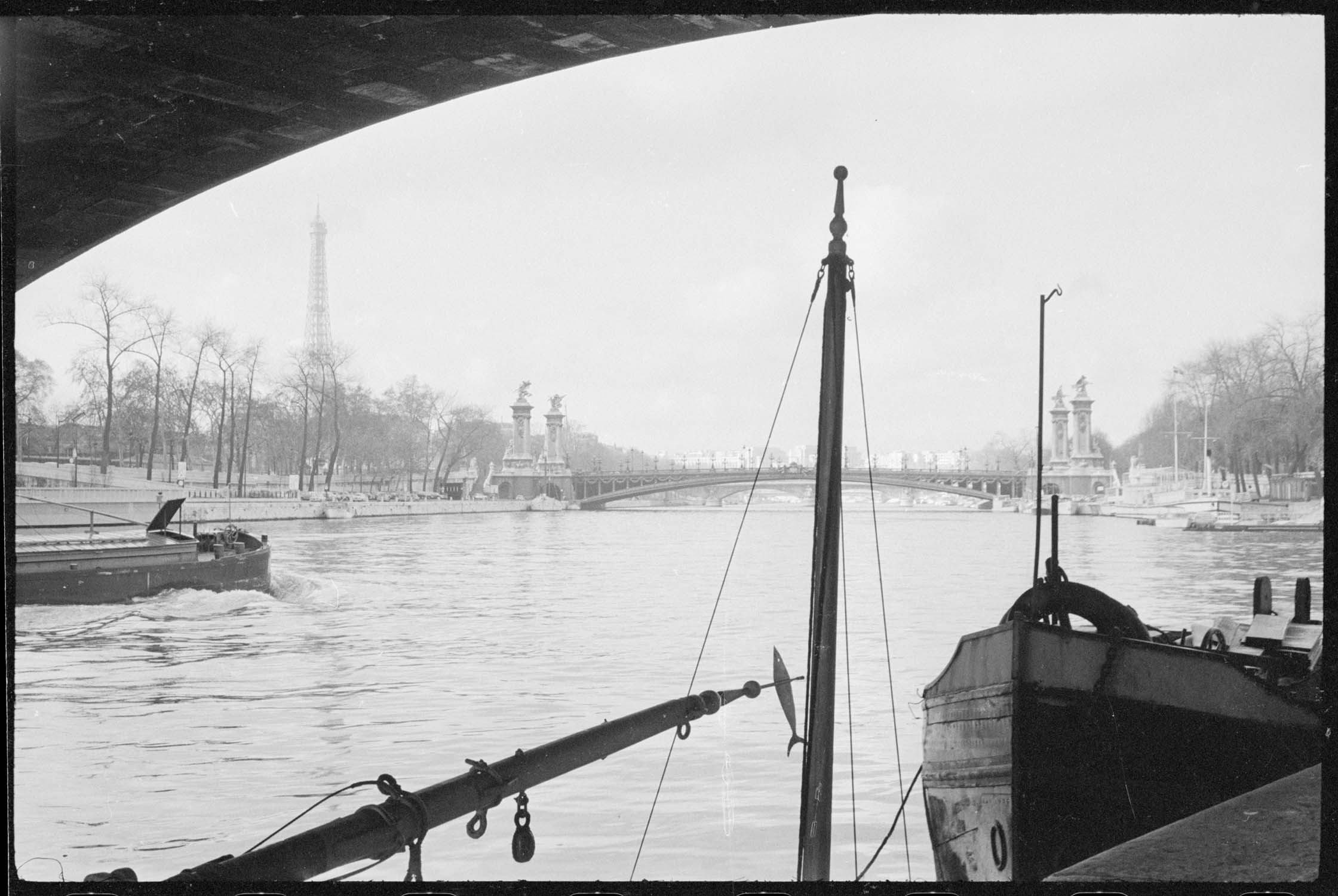 Péniche amarrée sous le pont de la Concorde