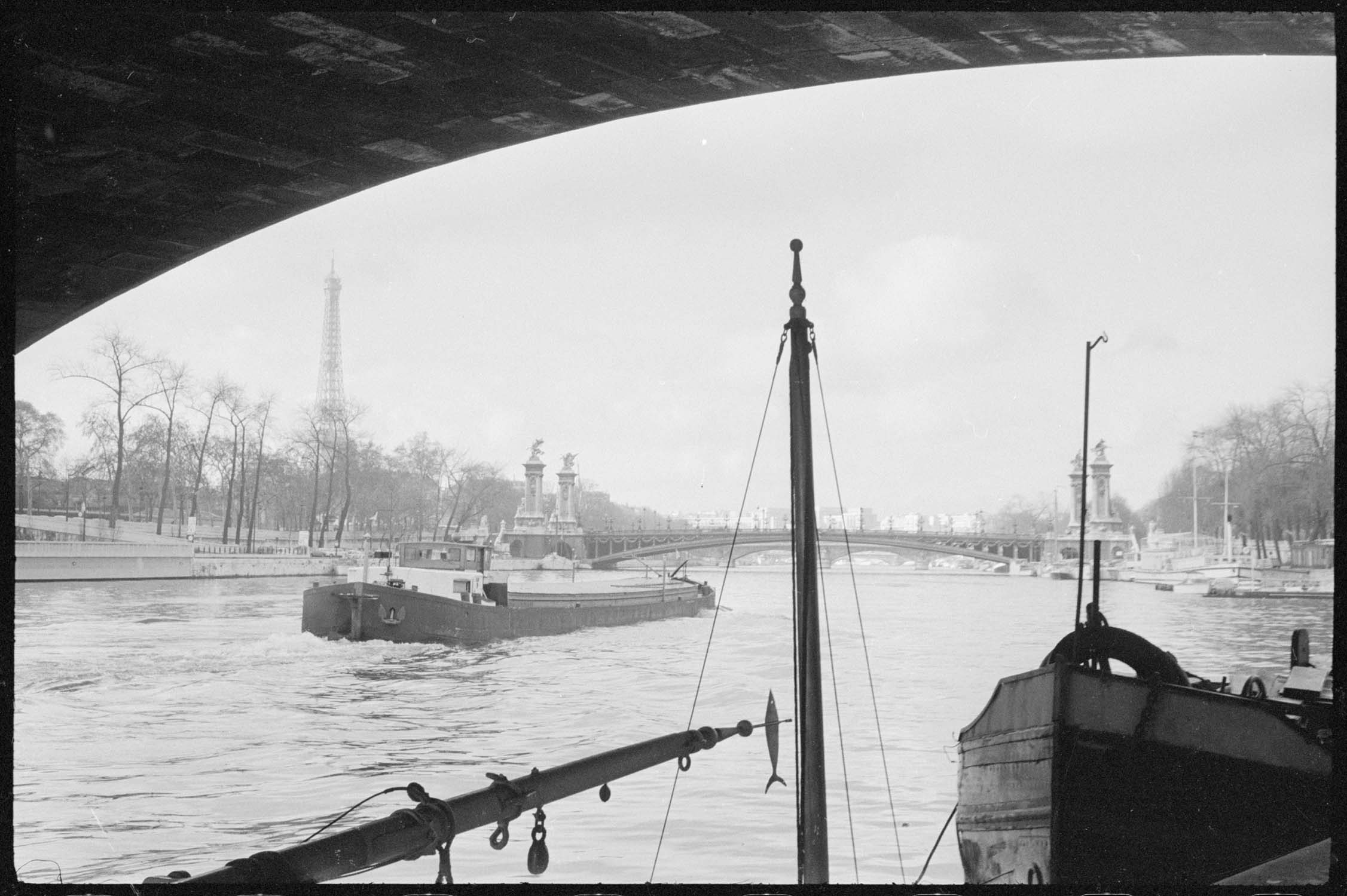 Péniche amarrée sous le pont de la Concorde