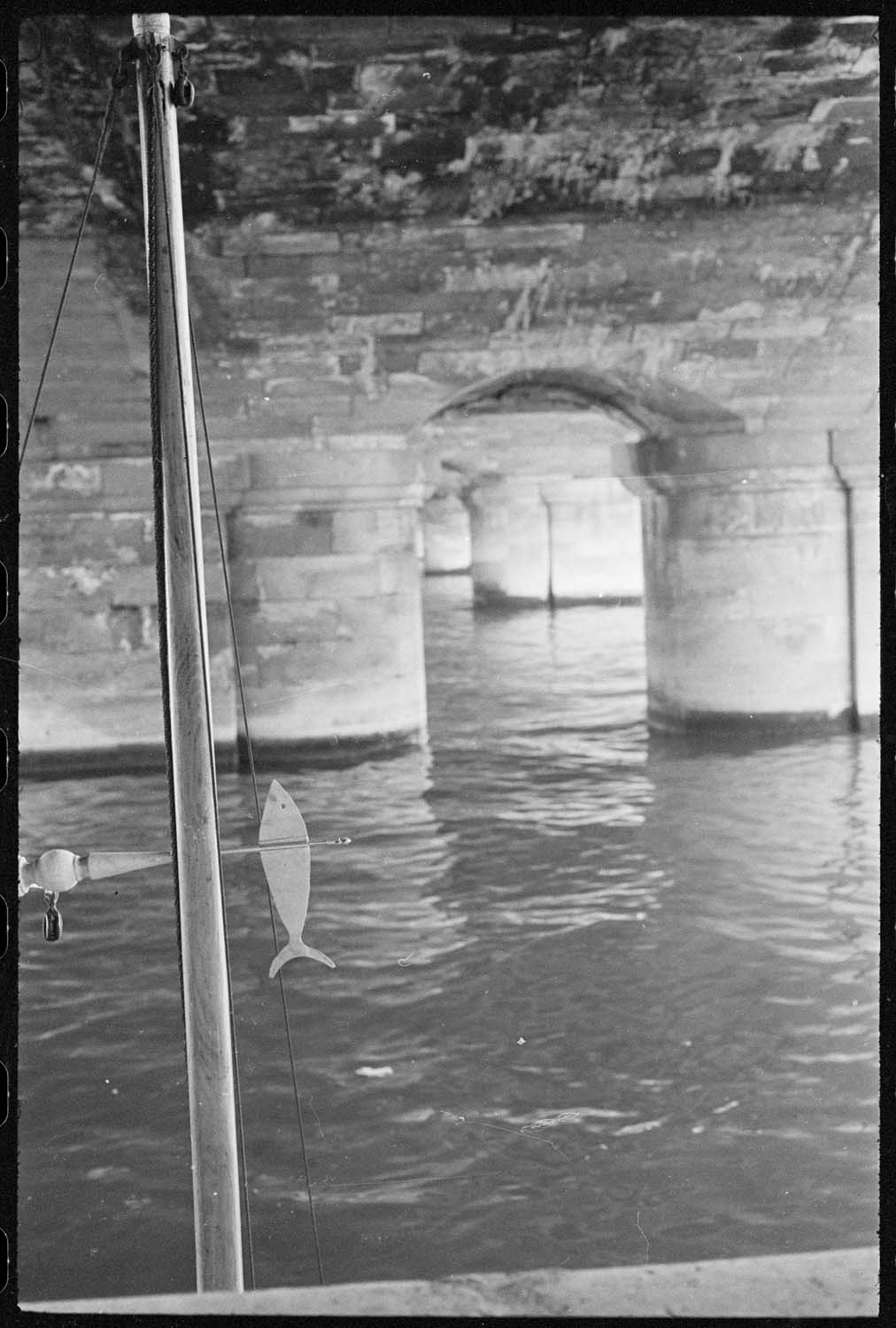 Péniche amarrée sous le pont de la Concorde