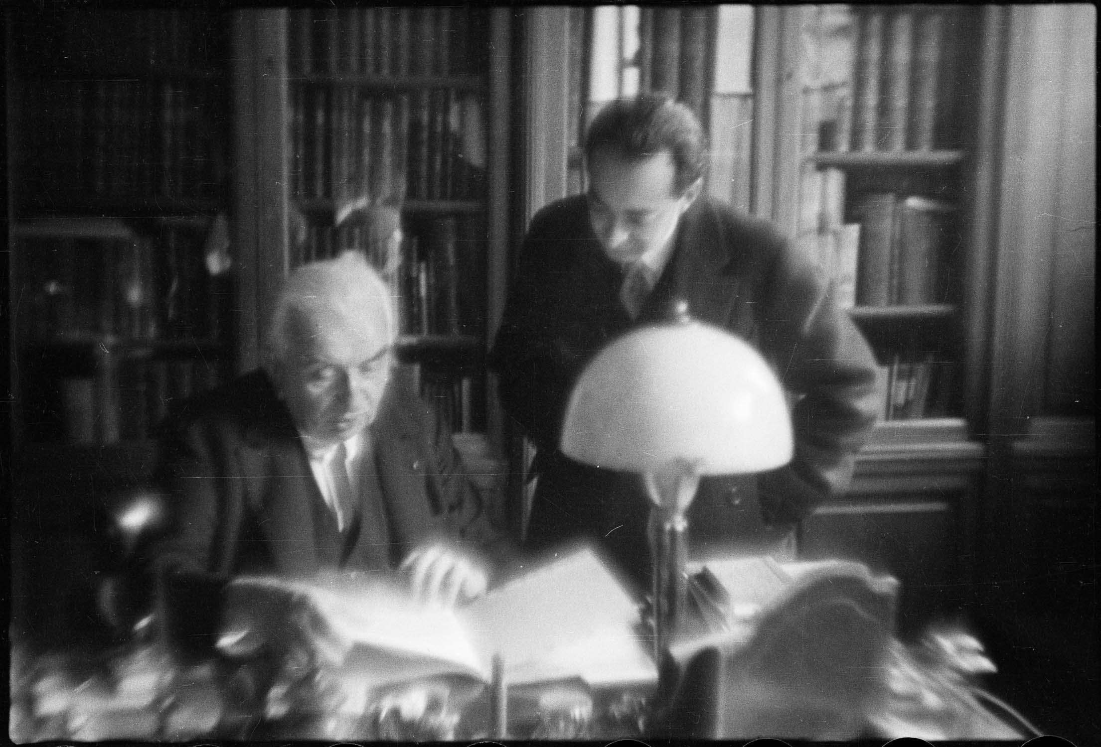Edouard Branly, inventeur de la T.S.F., à son bureau