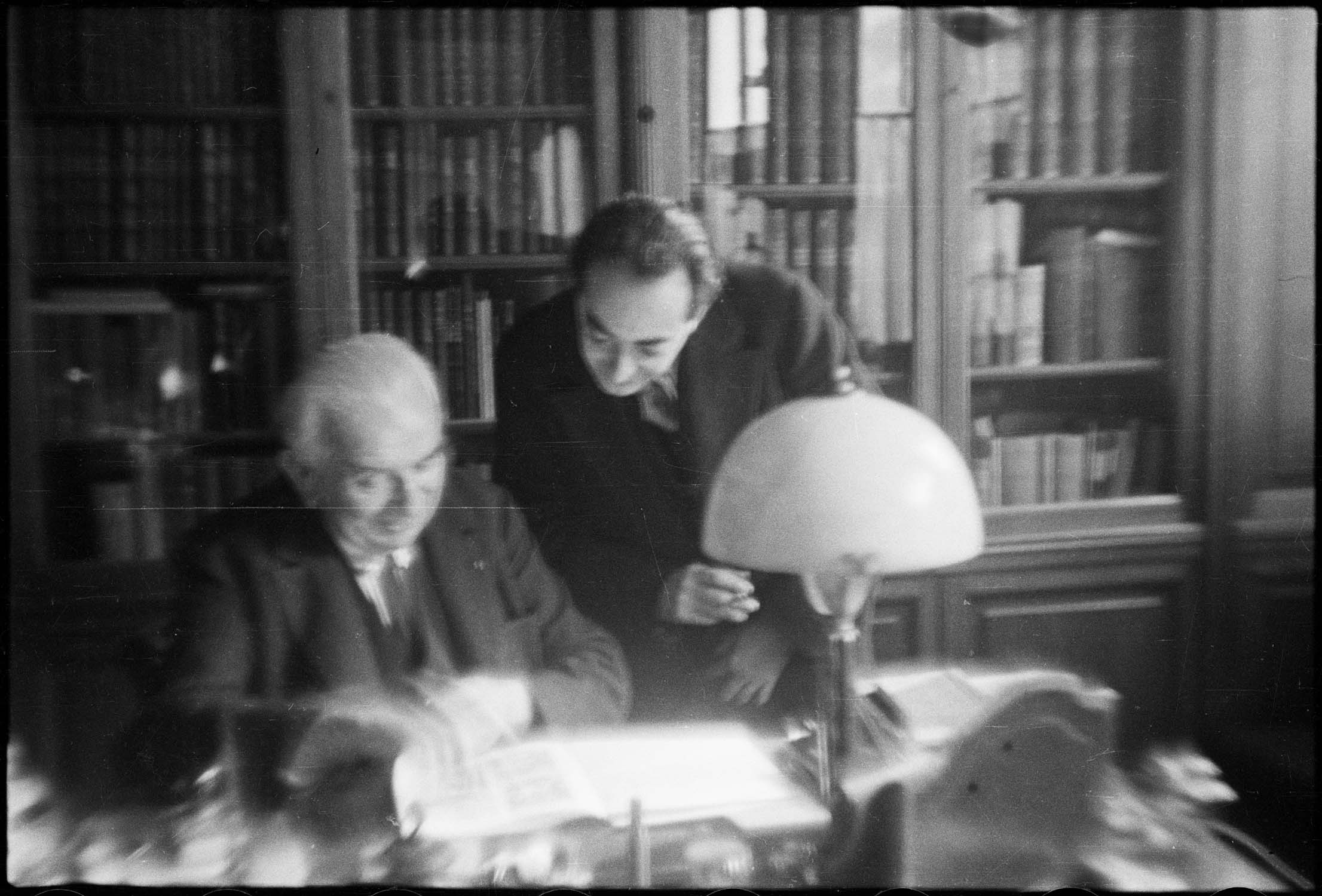 Edouard Branly, inventeur de la T.S.F., à son bureau