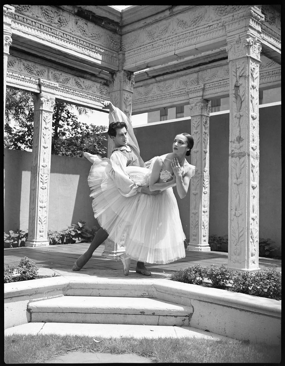 Séance de prise de vue de danseurs sur la terrasse paysagée du onzième étage : Anton Dolin et Nina Stoganova