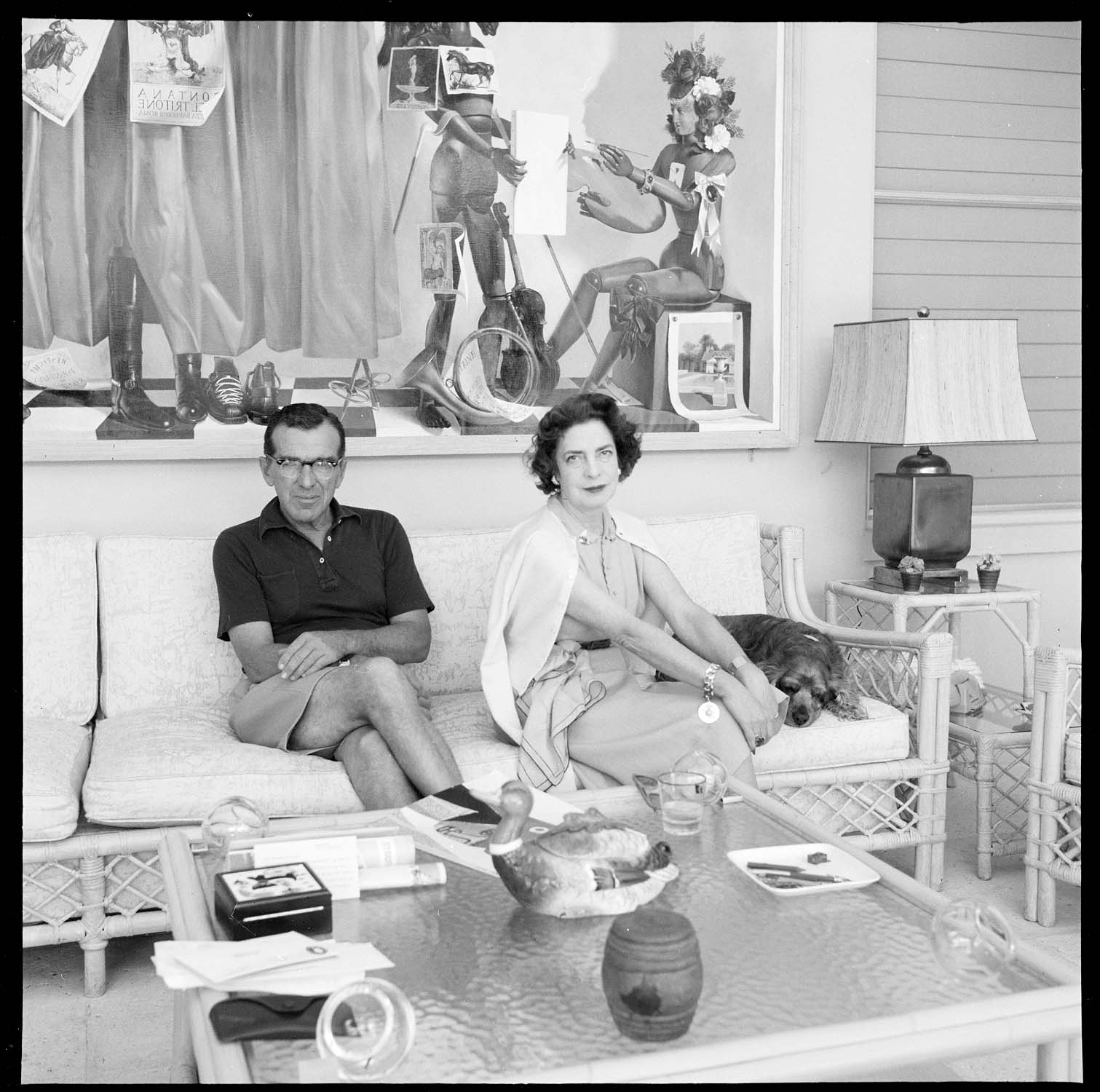 Intérieur : salon ; M. et Mme Reed assis sur le canapé