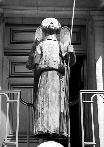 Statue de l'ange girouette en métal doré, déposée sur le Perron de l'aile est